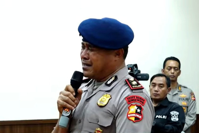 Anggota Brimob Polda Metro Jaya, Kompol Cosmas Kaju Gae menangis saat menjalani sidang etik di ruang sidang TNCC Polri, Jakarta, Rabu (3/9/2025). Foto: Polri TV