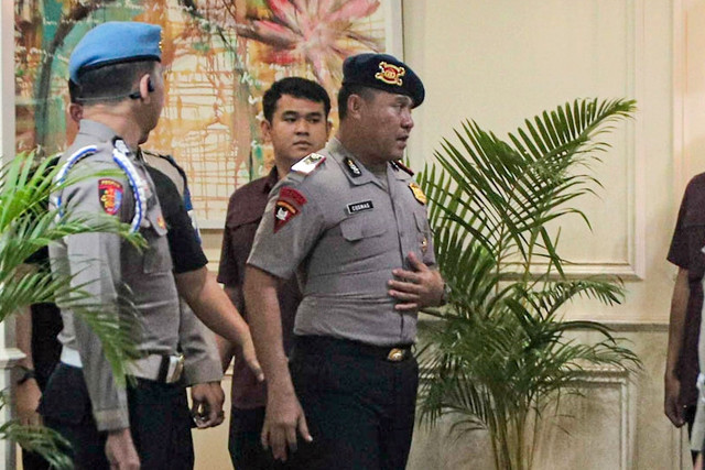 Anggota Brimob Polda Metro Jaya, Kompol Cosmas Kaju Gae (kanan) usai menjalani sidang etik di ruang sidang TNCC Polri, Jakarta, Rabu (3/9/2025). Foto: Iqbal Firdaus/kumparan