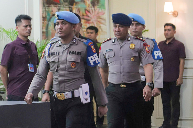 Anggota Brimob Polda Metro Jaya, Kompol Cosmas Kaju Gae (ketiga kanan) usai menjalani sidang etik di ruang sidang TNCC Polri, Jakarta, Rabu (3/9/2025). Foto: Iqbal Firdaus/kumparan
