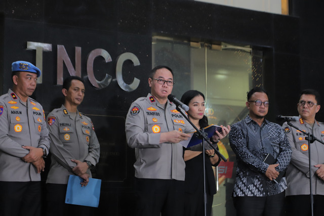 Karopenmas Div Humas Polri Brigjen Pol Trunoyudo Wisnu Andiko bersama Kompolnas Choirul Anam memberikan keterangan pers usai sidang etik Kompol Cosmas Kaju Gae di Gedung TNCC Mabes Polri, Jakarta, Rabu (3/9/2025). Foto: Iqbal Firdaus/kumparan