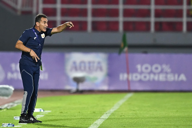 Pelatih Timnas U-23 Indonesia Gerald Vanenburg memberikan arahan kepada pemainnya saat bertanding melawan Timnas U-23 Laos dalam Kualifikasi Grup J Piala Asia U-23 2026 di Stadion Gelora Delta Sidoarjo, Jawa Timur, Rabu (3/9/2025). Foto: Sigid Kurniawan/ANTARA FOTO