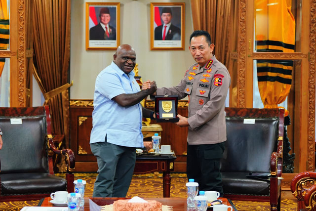 Menteri HAM Natalius Pigai melakukan audiensi dengan Kapolri Jenderal Listyo Sigit Prabowo di Mabes Polri, Jakarta Selatan, Rabu (3/9/2025). Foto: Kementerian HAM