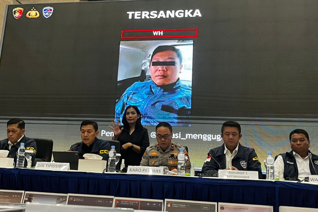 Polisi menunjukkan foto tersangka provokasi penghasutan saat rangkaian aksi demonstrasi berujung ricuh saat konferensi pers di Mabes Polri, Jakarta, Rabu (3/9/2025). Foto: Rayyan Farhansyah/kumparan