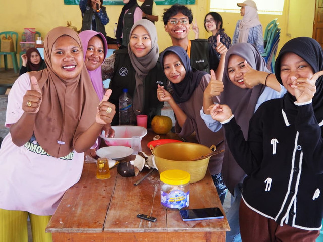 Mahasiswa KKN UNS Kelompok 220 memberdayakan ibu-ibu Pulau Rinca dengan pelatihan pembuatan abon ikan. Sumber: Dokumentasi Penulis.