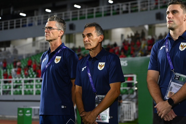 Frank van Kempen, Gerald Vanenburg, dan Damian van Rensburg saat laga Timnas U-23 Indonesia vs Laos dalam matchday pertama Grup J Kualifikasi Piala Asia di Stadion Gelora Delta Sidoarjo, Jawa Timur, Rabu (3/9/2025). Foto: kumparan/Imam Santoso