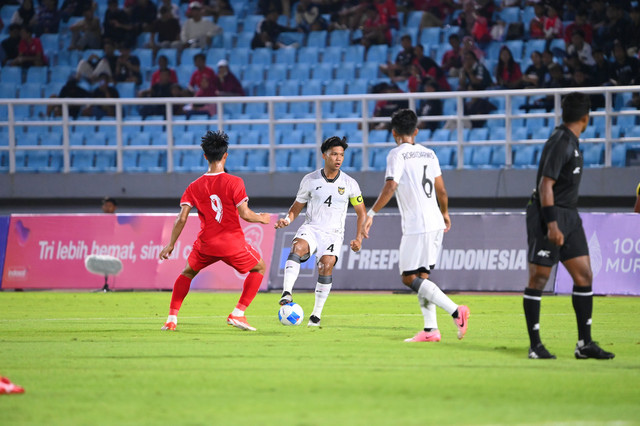 Kadek Arel (tengah) saat laga Timnas U-23 Indonesia vs Laos dalam matchday pertama Grup J Kualifikasi Piala Asia di Stadion Gelora Delta Sidoarjo, Jawa Timur, Rabu (3/9/2025). Foto: kumparan/Imam Santoso