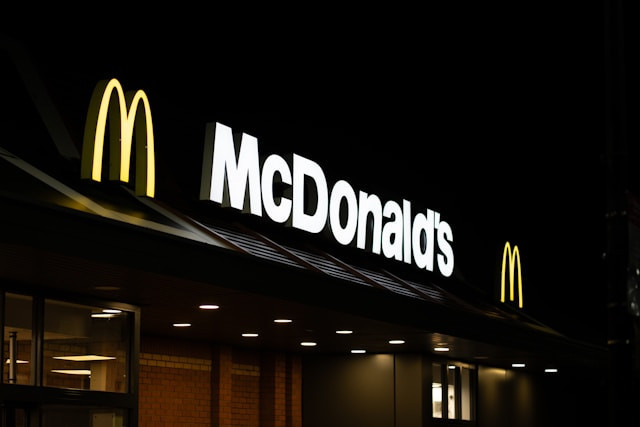 Promo Hari Pelanggan Nasional 2025 Makanan dan Minuman. Foto Outlet McDonald's. Sumber: Unsplash/Dixit Dhinakaran
