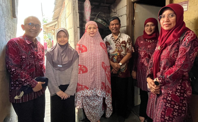 Rektor Unusa Prof Jazidie (kiri) bersama jajaran rektorat saat mengunjungi rumah Nafisah Galuh (dua dari kiri) mahasiswa penerima KIPK Unusa, Rabu (3/9). Foto: Masruroh/Basra