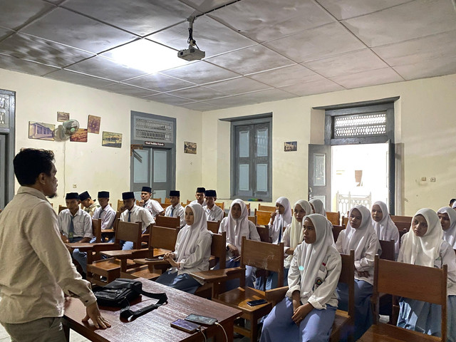 Penulis memberi arahan kepada siswa usai Pelaksanaan ANBK MA Sairun Pulau Rhun pada 5 Agustus 2025. Foto Koloeksi Pribadi 