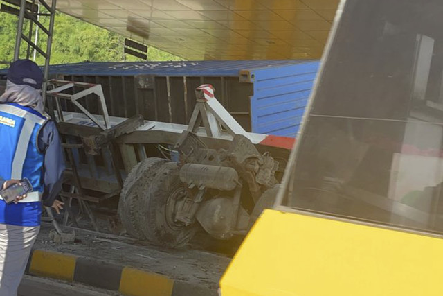 Truk kontainer yang mengalami kecelakaan di Gerbang Tol Ciawi 2, Kota Bogor, Jawa Barat, Kamis (4/9/2025). Foto: Arifin Asydhad/kumparan