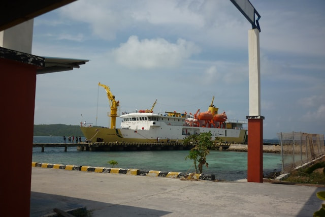 Jadwal Kapal PELNI KM Bukit Raya September 2025. Foto hanya ilustrasi, bukan sebenarnya. Sumber: Unsplash/ide warna