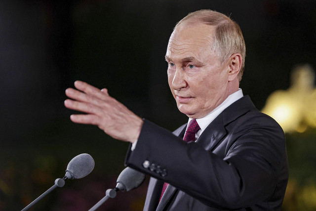 Presiden Rusia Vladimir Putin menyampaikan keterangan kepada awak media saat sesi konferensi pers pada akhir kunjungannya ke China di Beijing, China, Rabu (3/9/2025). Foto: Maxim Shemetov / POOL / AFP