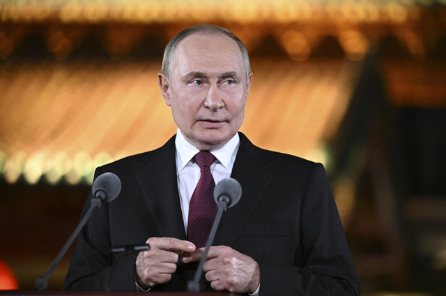 Presiden Rusia Vladimir Putin menyampaikan keterangan kepada awak media saat sesi konferensi pers pada akhir kunjungannya ke China di Beijing, China, Rabu (3/9/2025). Foto: Sergei Bobylyov / POOL / AFP