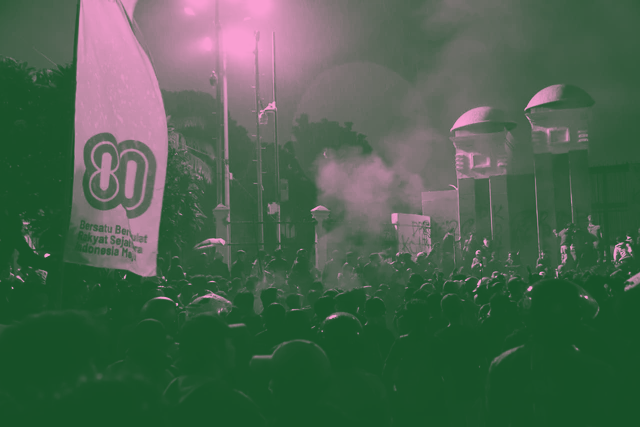 Gambaran massa demo sebagai foto profil Instagram berwarna hijau pink. Foto: Iqbal Firdaus/kumparan 