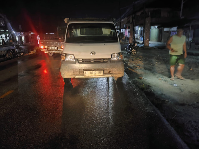 Petugas saat mengamankan tempat kejadian kecelakaan. Foto: Dok. Polres Landak