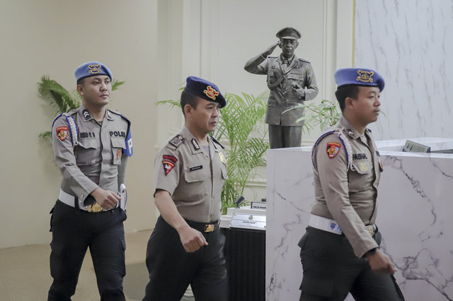Sopir kendaraan taktis Brimob yang melindas ojek online Affan Kurniawan saat unjuk rasa, Bripka Rohmad (tengah) berjalan saat hendak menjalani sidang etik di TNCC, Mabes Polri, Jakarta, Kamis (4/9/2025). Foto: Jamal Ramadhan/kumparan