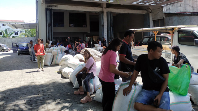 Ilustrasi antrean petani cengkeh menjual hasil perkebunan mereka. (foto: dokumen)