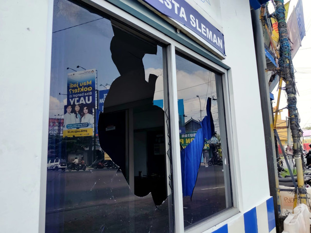 Pos Polisi Lalu Lintas di perempatan Pelemgurih, Kapanewon Gamping, Kabupaten Sleman dirusak orang tak dikenal, Kamis (4/9/2025). Foto: Arfiansyah Panji Purnandaru/kumparan