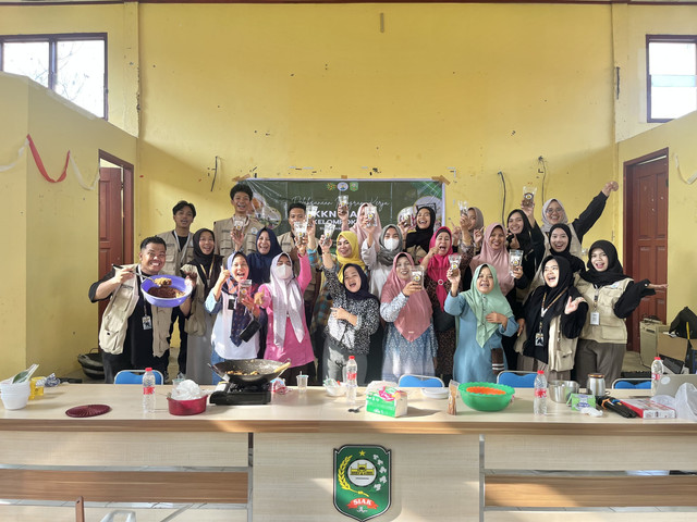 Kel10 KKN-MAs Gelar Pelatihan Pembuatan Permen Herbal dan Lilin Minyak Jelantah