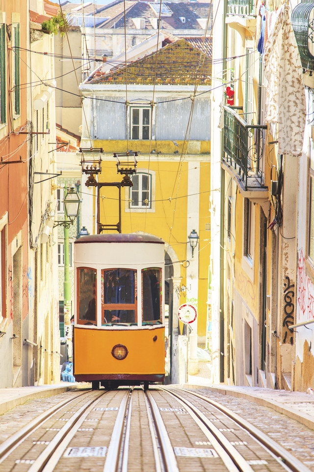 Kereta gantung Funicular Gloria yang jadi ikon wisata di Portugal. Foto: Shutterstock