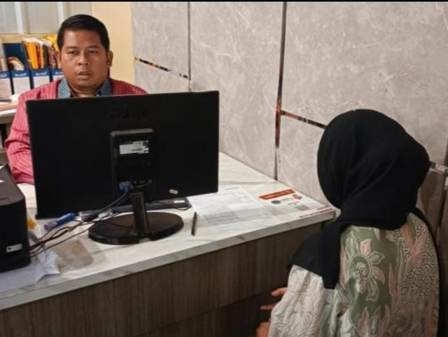 Korban saat melaporkan penganiayaan yang dilakukan pasangan sesama jenisnya ke SPKT Polrestabes Palembang. Foto : Istimewa