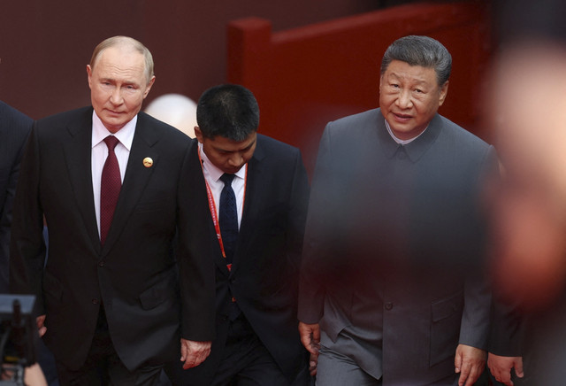 Presiden China Xi Jinping (kedua kanan) berbincang dengan Presiden Rusia Vladimir Putin (kiri) saat parade militer China di Beijing, China, Rabu (3/9/2025). Foto: Alexander Kazakov/Pool/Reuters