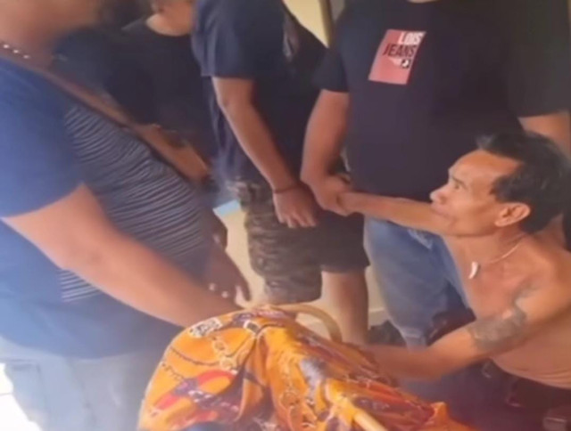 Tim Opsnal Reskrim dan Intel Polres Pagar Alam saat menangkap pria yang menjual daging kucing dan anjing. Foto : Istimewa