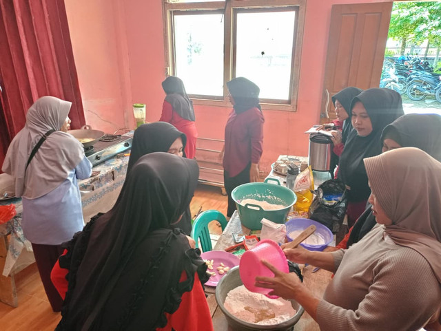Ibu-ibu saat membuat olahan panganan lokal kripik rebung pada Jumat (26/8/2025). (Foto dok. Dewi Ratna Sari/Yayasan Palung).