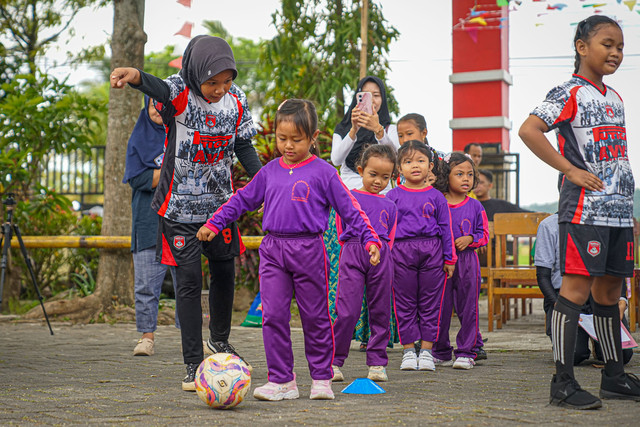 SDN Klepu 03 Semarang adakan coaching clinic untuk 50 siswi TK di Kecamatan Pringapus, Kabupaten Semarang pada Kamis (28/8). Foto: Dok. MilkLife Soccer
