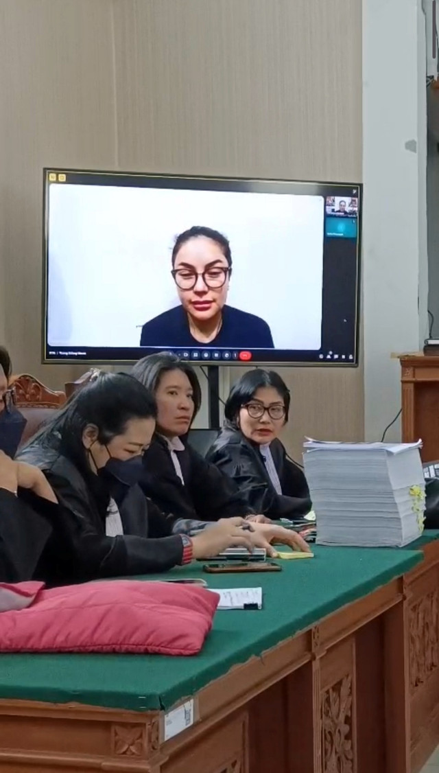 Terdakwa Nikita Mirzani dihadirkan secara daring pada persidangan di Pengadilan Negeri Jakarta Selatan. Foto: Aprilandika Pratama/kumparan