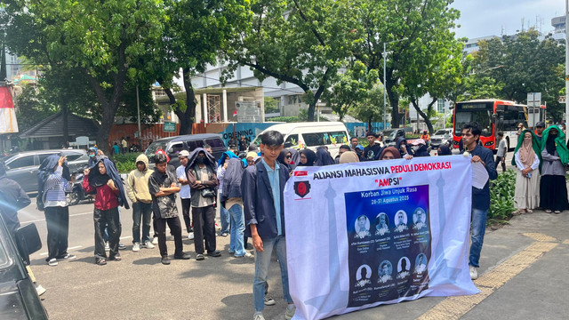Suasana demo mahasiswa yang menuntut transparansi dan penghapusan tunjangan anggota DPRD DKI Jakarta di depan Gedung DPRD, Jakarta Pusat, Kamis (4/9/2025). Foto: Nasywa Athifah/kumparan