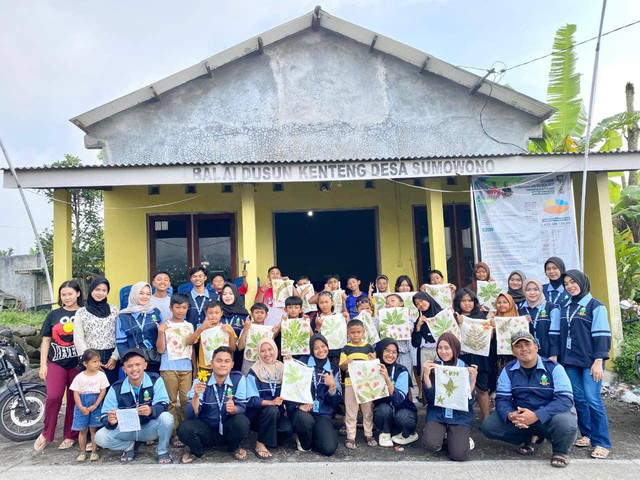 Foto bersama mahasiswa KKN dengan anak-anak Dusun Kenteng serta hasil ecoprint yang dibuat (Sumber : Pribadi)