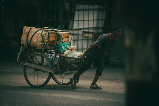 Ilustrasi kerja keras. Foto: Unsplash