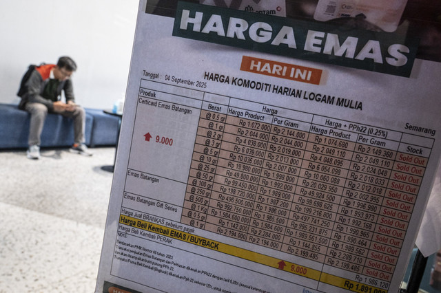 Warga mencari informasi ketersediaan emas ANTAM di Butik Emas Logam Mulia ANTAM kompleks DP Mall, Semarang, Jawa Tengah, Kamis (4/9/2025). Foto: Aprillio Akbar/ANTARA FOTO