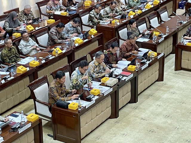 Ketua Dewan Komisioner OJK Mahendra Siregar beserta jajarannya dalam Rapat Kerja (Raker) bersama Komisi XI di Kompleks Parlemen Senayan, Jakarta Selatan, Kamis (4/9/2025).  Foto: Najma Ramadhanya/kumparan