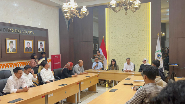Pimpinan DPRD DKI Jakarta menerima dan berdiskusi dengan perwakilan mahasiswa yang demo di depan Gedung DPRD, Jakarta Pusat, Kamis (4/9). Foto: Nasywa Athifah/kumparan