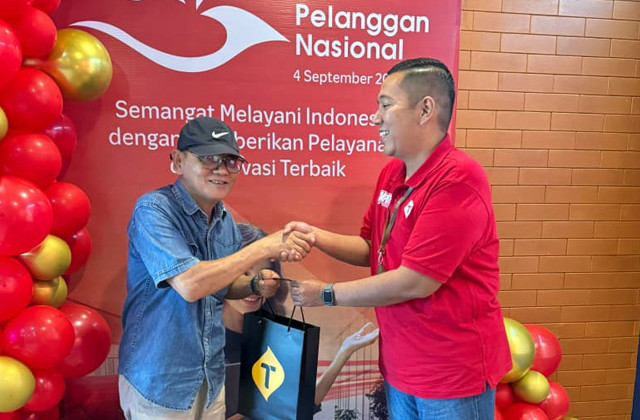 Penyerahan hadiah kepada pelanggan Telkomsel di salah satu GraPARI pada momen peringatan Hari Pelanggan Nasional 2025, Kamis (4/9). foto: istimewa