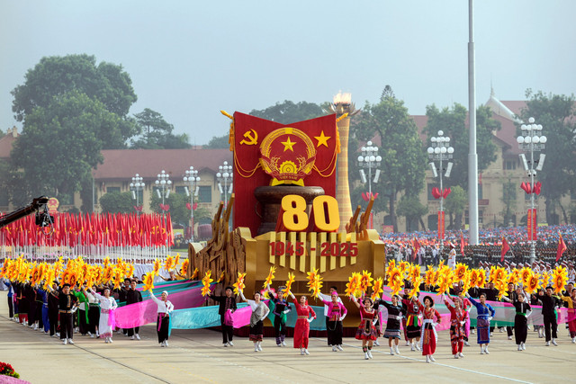 Suasana parade peringatan Hari Nasional Vietnam ke-80 di sebuah jalan di Hanoi, Vietnam, Senin (2/9/2025). Foto: Vincentius Mario/Reuters