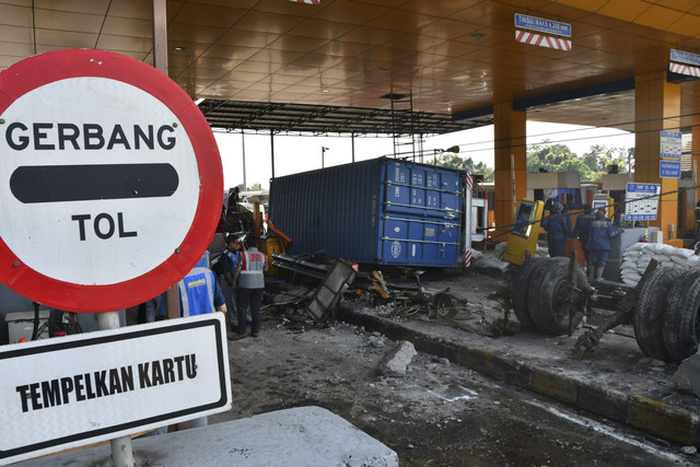 Sebuah truk kontainer mengalami kecelakaan di Gerbang Tol Ciawi 2, Bogor, Jawa Barat, Kamis (4/9/2025). Foto: Arif Firmansyah/ANTARA FOTO