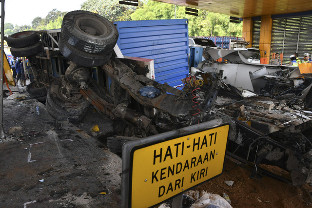 Sebuah truk kontainer mengalami kecelakaan di Gerbang Tol Ciawi 2, Bogor, Jawa Barat, Kamis (4/9/2025). Foto: Arif Firmansyah/ANTARA FOTO