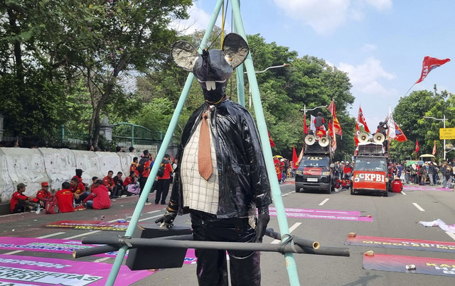 Patung tikus berdasi sebagai simbol koruptor dalam demo buruh di kawasan Patung Kuda Monas, Jakarta Pusat, Kamis (4/9/2025). Foto: Nasywa Athifah/kumparan