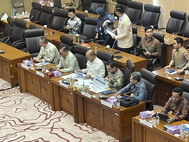 Menteri Investasi dan Hilirisasi/Kepala BKPM Rosan Roeslani beserta jajarannya dalam Raker bersama Komisi XII di Kompleks Parlemen, Jakarta Selatan, Kamis (4/9/2025). Foto: Najma Ramadhanya/kumparan
