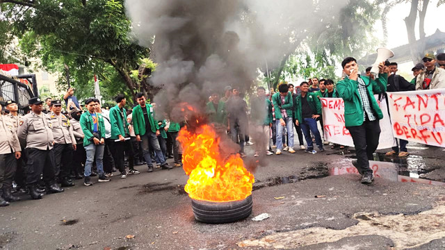 Aksi demo Mahasiswa UIN SU di depan Kantor DPRD Sumut, Medan, Kamis (4/9/2025).  Foto: Amar Marpaung/kumparan