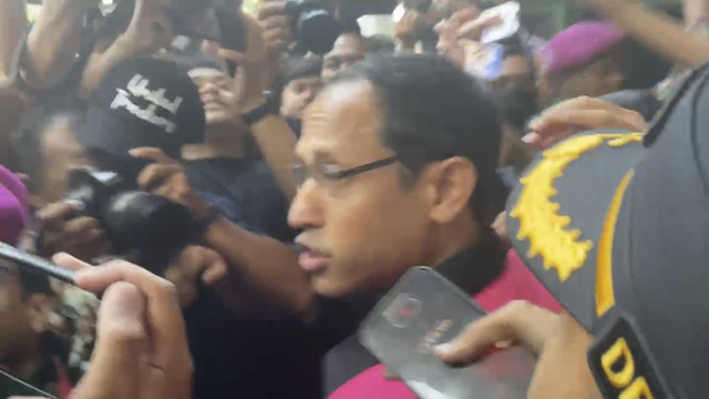 Mantan Mendikbudristek 2019-2024 Nadiem Makarim mengenakan rompi tahanan usai ditetapkan sebagai tersangka di Kejaksaan Agung, Jakarta, Kamis (4/9/2025). Foto: Fadhil Pramudya/kumparan