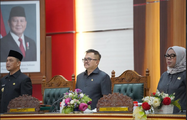 Ketua DPRD Kalbar, Aloysius berada di antara Gubernur Kalbar dan Wakil Ketua DPRD Kalbar. Foto: Dok. DPRD Kalbar