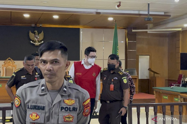 Terdakwa dokter Priguna Anugerah Pratama (baju merah) saat menjalani sidang perdana kasus pencabulan di Pengadilan Negeri Bandung, Jawa Barat. Foto: Rubby Jovan/ANTARA