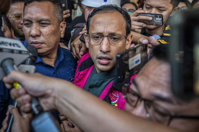 Mantan Menteri Pendidikan, Kebudayaan, Riset dan Teknologi (Mendikbudristek) 2019-2024 Nadiem Makarim (tengah) berjalan menuju mobil tahanan usai pemeriksaan di Jampidsus, Kejaksaan Agung, Jakarta, Kamis (4/9/2025). Foto: Bayu Pratama S/ANTARA FOTO