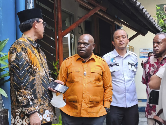 Menteri HAM Natalius Pigai datangi kampus Unisba, Kamis (4/9/2025). Foto: Linda Lestari/kumparan