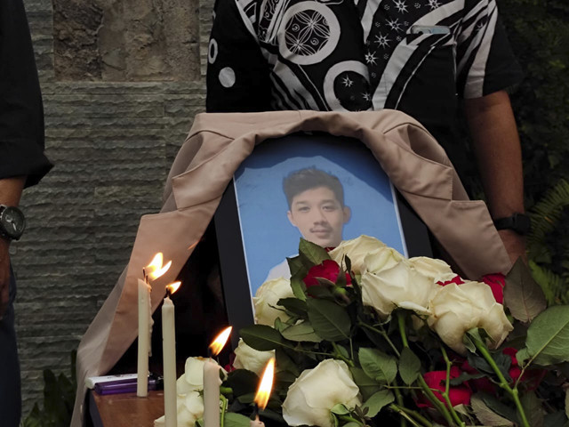 Teman kuliah hingga dosen Universitas Amikom Yogyakarta menggelar doa bersama untuk Rheza Sendy Pratama di kampus Amikom Yogyakarta, Kamis (4/9/2025). Foto: Arfiansyah Panji Purnandaru/kumparan