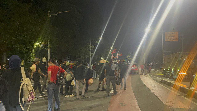 Massa demo buruh di kawasan Patung Kuda Monas, Jakarta Pusat membubarkan diri, Kamis (4/9/2025). Foto: Nasywa Athifah/kumparan